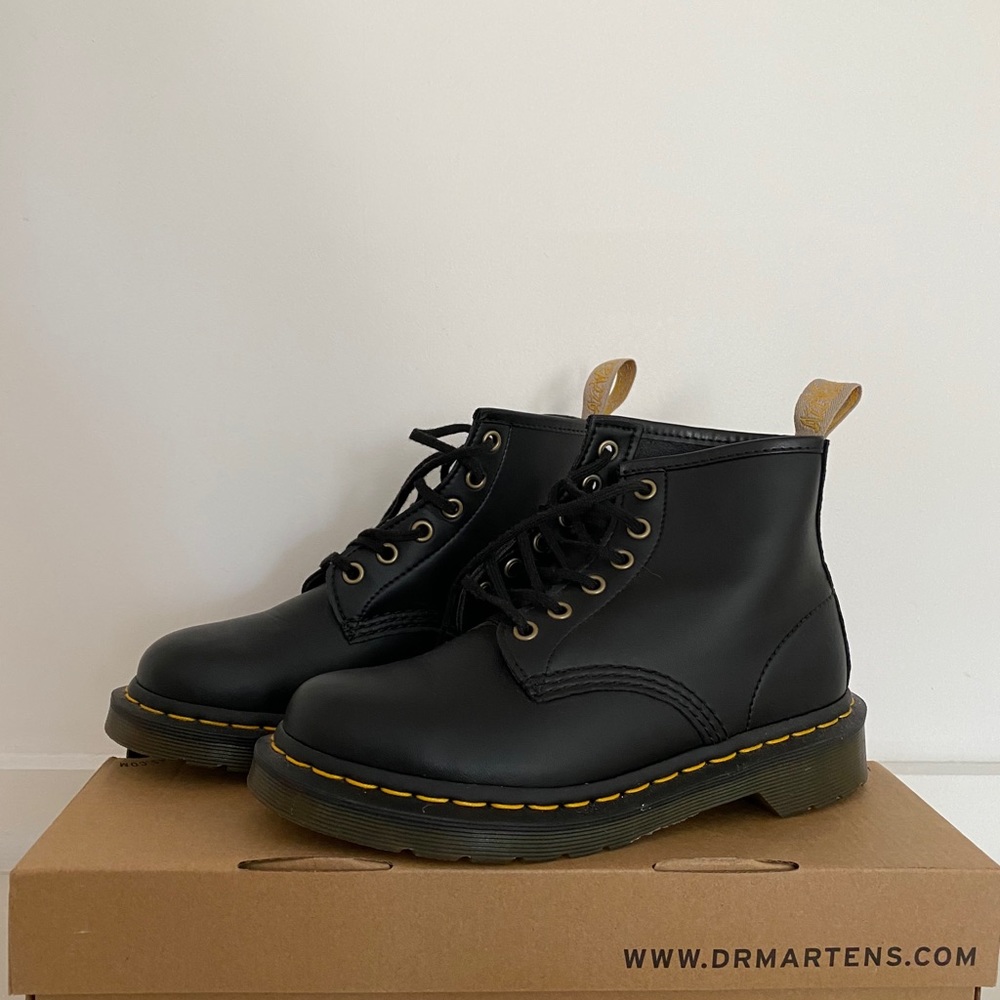 De.Martens vegan leather boot - Picture 4 of 6